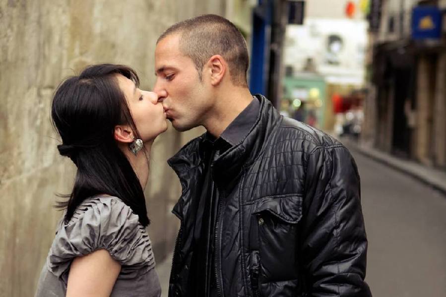 台湾女孩八年前与百名巴黎男子接吻 如今成个性人妻