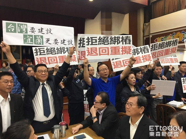 国民党死守民进党硬闯 蓝绿势均力敌再“战”前瞻