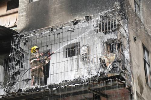 台湾基隆市义七路一处民宅后阳台洗衣机起火烧毁。图片来源：台湾联合新闻网