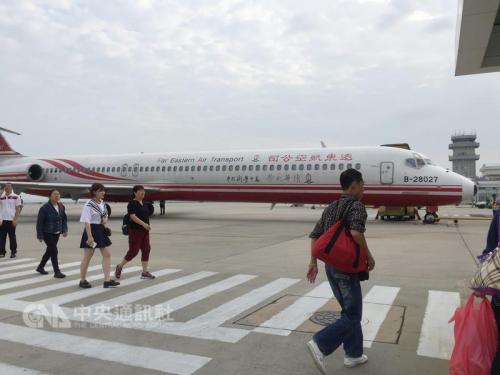 图为远航班机停靠在尚义机场的资料画面。 图片来源：台湾“中央社”。