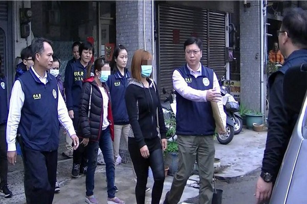 台湾当局“移民署”破获岛内最大宗贩卖儿童案，救出11名儿童。