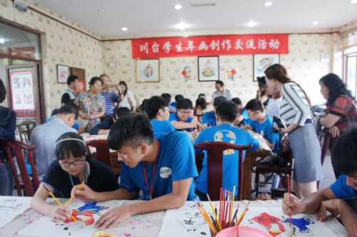 台东高中学生与绵竹中学学生共同体验绵竹年画上色工艺