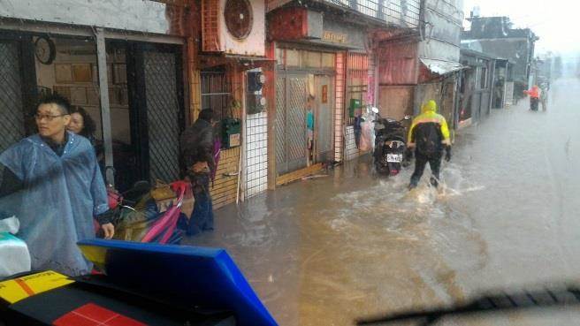 台湾多县市普降大到暴雨