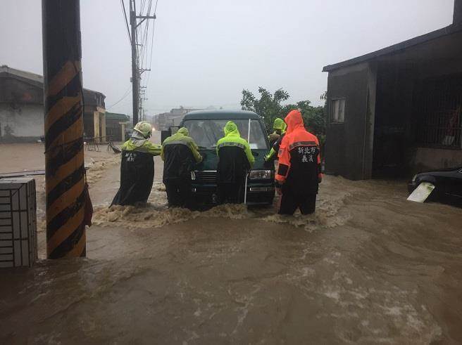 台湾多县市普降大到暴雨