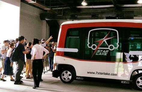 台湾首辆“无人驾驶小巴”高雄上路 10月开放可以试乘