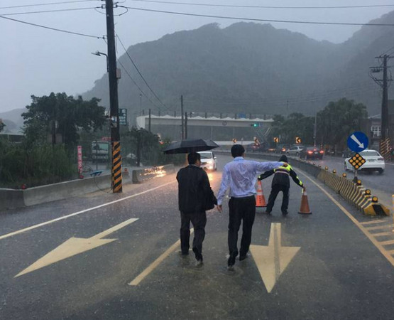 豪雨成灾官员只顾作秀神隐 侯汉廷:当局不是养猪场