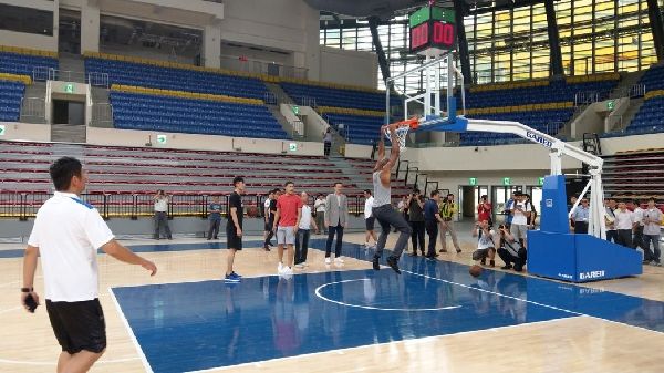 台湾世大运篮球馆测试 职业球员灌篮竟拉下篮球架