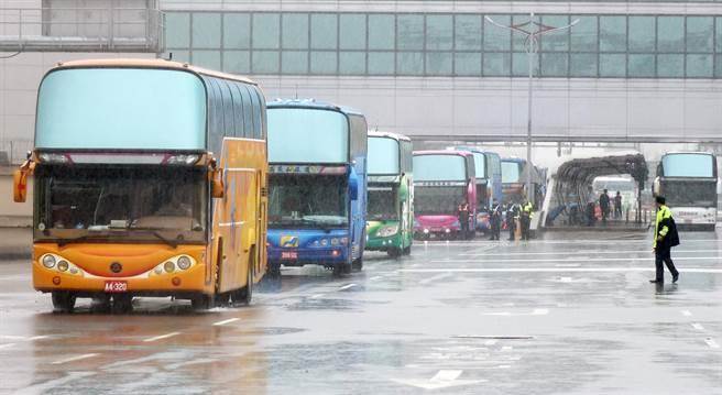 28辆游览车包围桃园机场抗议蔡当局