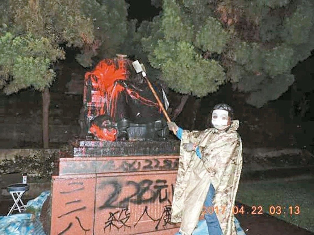 阳明公园花钟旁的蒋介石铜像遭人泼漆、砍断铜像头部。