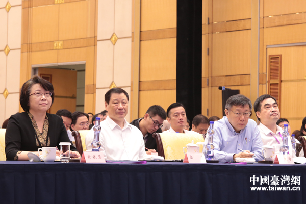 图为上海市市长应勇（左二）、副市长翁铁慧（左一）与台北市市长柯文哲（右二）、副市长邓家基（右一）