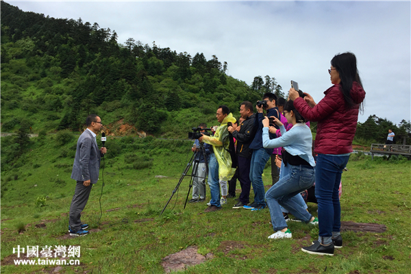 记者通过镜头向观众介绍瑰丽的神农架景色。（中国台湾网 吴晓寒 摄）
