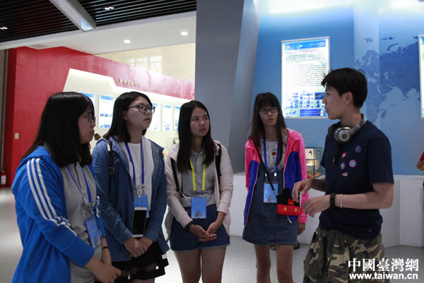 林芳玮向其他台湾青年介绍大陆近年来的发展情况