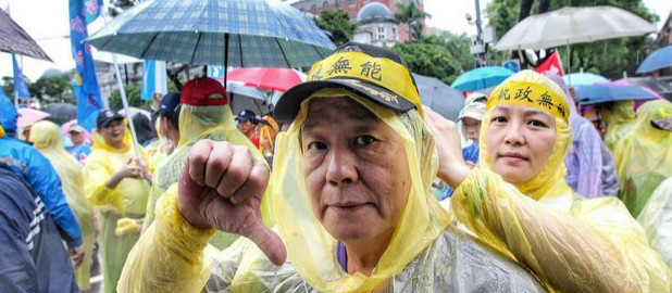 蔡当局年改失民心 “荣民”老泪纵横呛：要逼我们去死吗