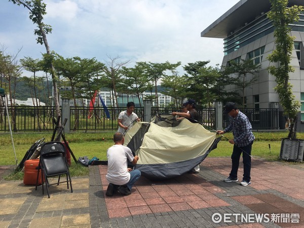 台湾退伍军人至防务部门前扎营绝食 抗议年金改革