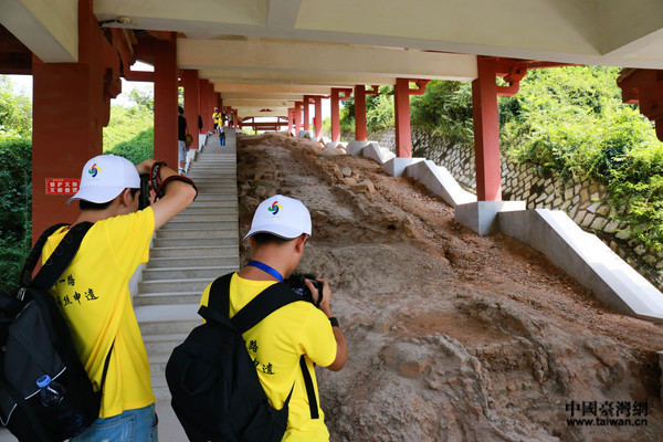 海峡两岸大学生摄影创作大赛的参赛选手正在进行摄影创作。（中国台湾网 李岳 摄） (5)
