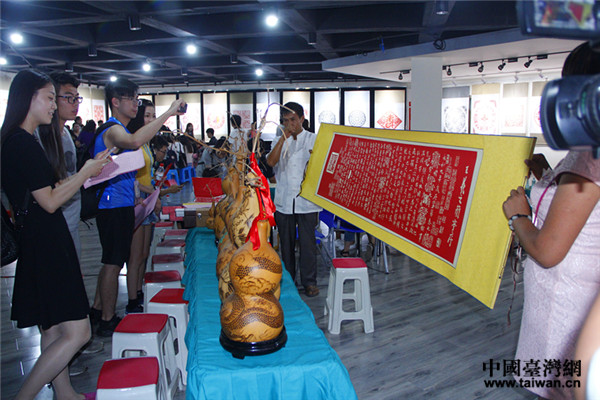 当地非物质文化遗产代表性传承人向学生展示用剪纸制作的王羲之《兰亭集序》