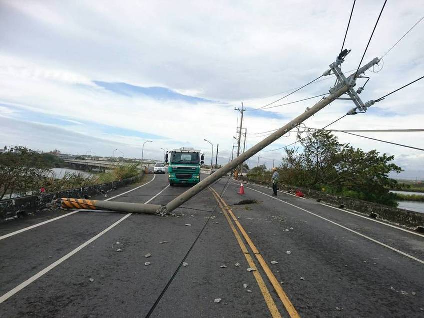 震惊！台风尼莎重创宜兰 电线杆倒成一排
