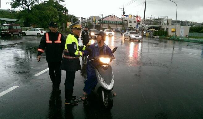 台湾台南暴雨达300毫米 多处积水引民众怨声载道