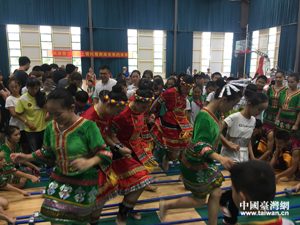 琼台同学在定安共跳海南黎族传统舞蹈“竹竿舞”