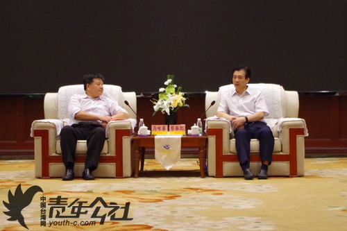 湖南省委常委、省委宣传部部长蔡振红（右）讲话。