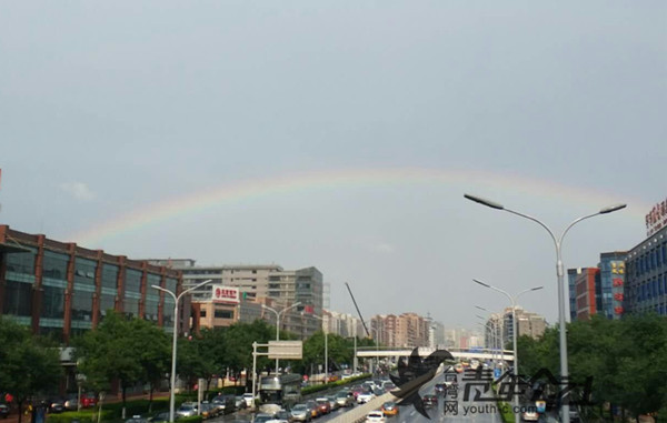 雨后北京天空美丽的彩虹.jpg