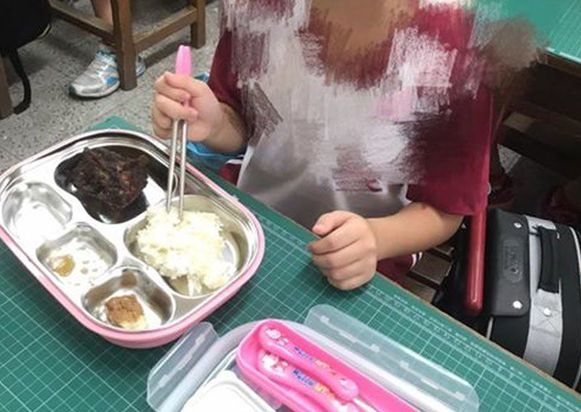 台湾妈妈爆料：小学一年级女儿午餐竟是“黑鸡块”