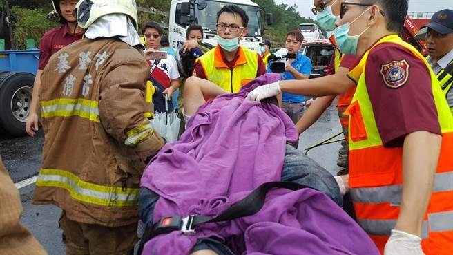 一辆越南团游览车在台发生追撞事故 12人送医