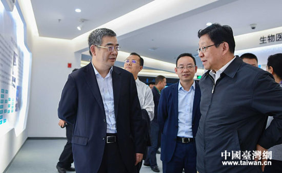 海协会会长陈德铭（左一）与四川省副省长朱鹤新（右一）在调研中交谈