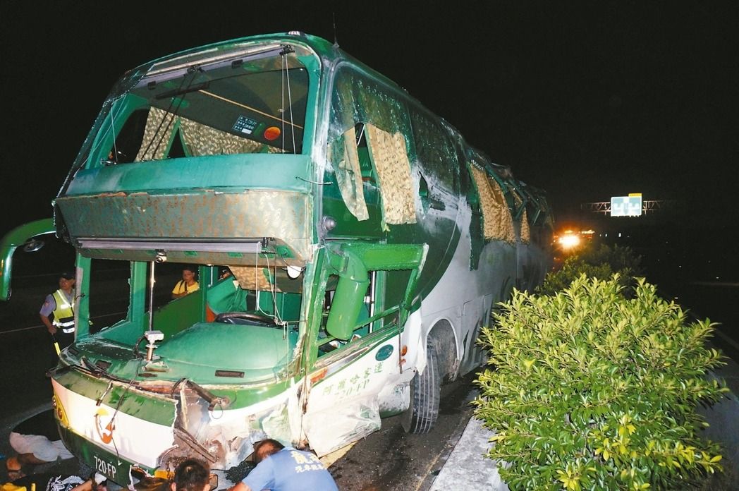 阿罗哈客运发生车祸。（图片来源：台湾《联合报》）