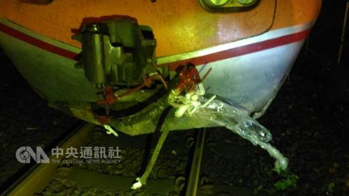 台铁撞上货车掉落板模工具致车头轻微受损