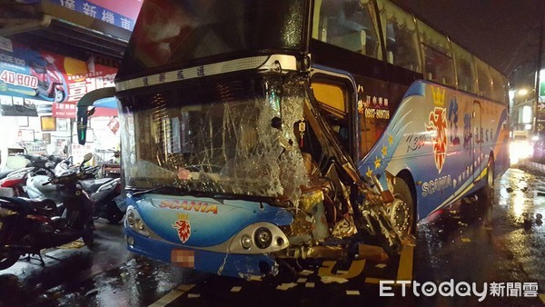台湾桃园一辆载37人游览车发生车祸 11人受伤送医