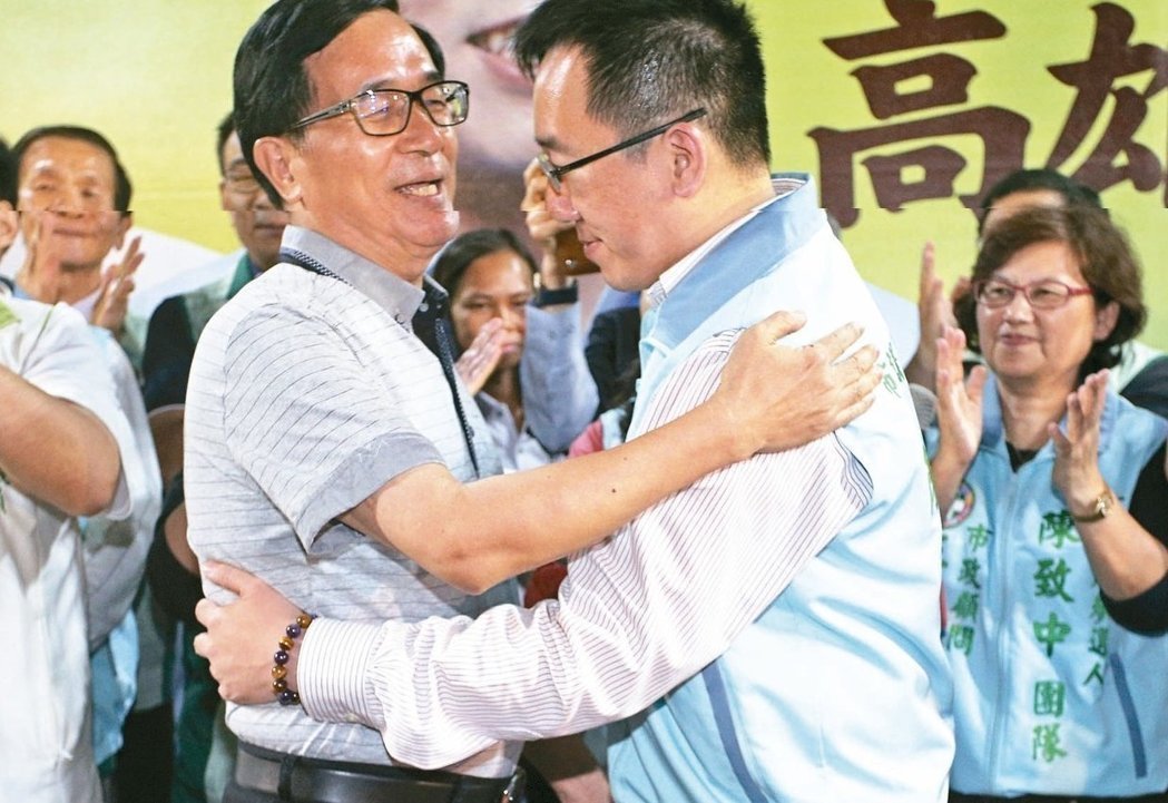 陈水扁替陈致中站台，两人在台上拥抱。（图片来源：台湾《联合报》）