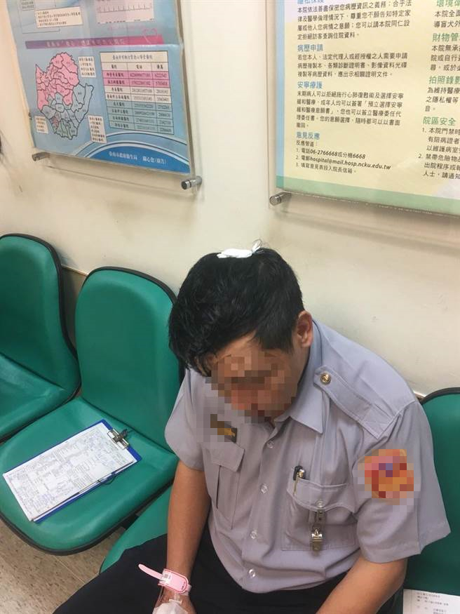 游姓警员头部有被液体喷到。（图片来源：台湾“中时电子报”）
