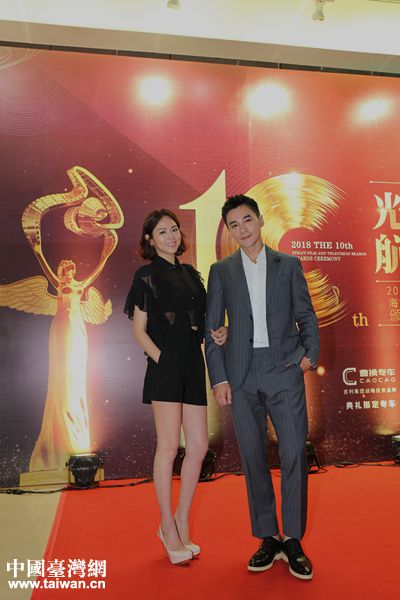 　出席活动演员夏雨乔（左）与是元介（右）合影。（中国台湾网 袁楚 摄）
