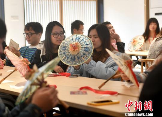 两岸大学生体验福州油纸伞制作技艺