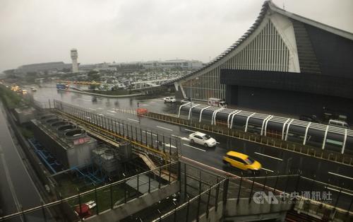 台风“利奇马”袭台桃园机场共取消延误485班次