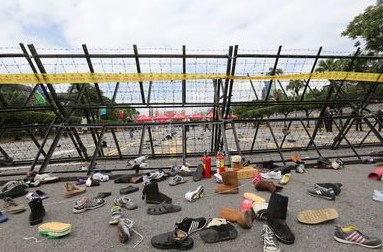 台湾民众抗议新招：抬棺木、丟鞋、撒冥币（图）