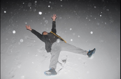 台湾太平山飘第一场瑞雪游客夜间赏雪景（图）