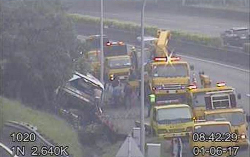 台湾游览车翻覆8人受伤周边道路交通严重受阻（图）