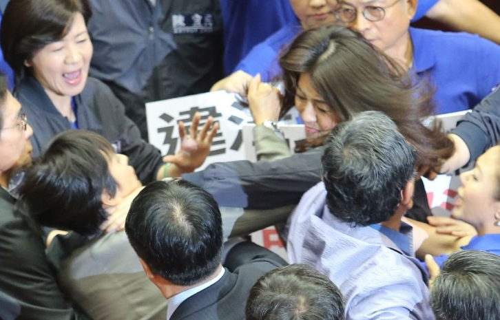 台湾民意机构“前瞻”谈话会发生混战 “绿委”被扇耳光