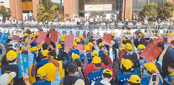 高雄3万劳工大游行抗议台当局“过劳死”修正案