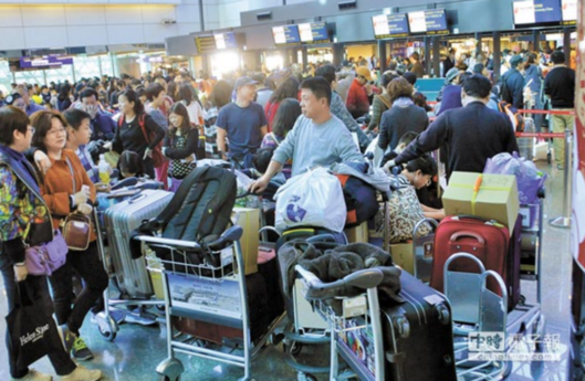 台媒：蔡当局砍176班春节加班机 台观光损失9亿
