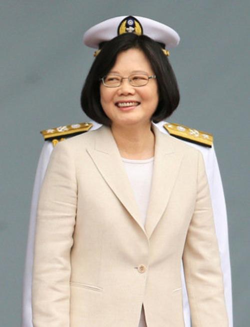 蔡英文鼓动台军穿军服逛街 网友：根本就是儿戏