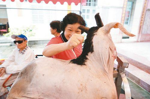 南投县埔里镇昭平宫育化堂不畏“鲇鱼”台风照常祭孔,许多家长带着孩子冒雨参加。台湾《联合报》记者陈妍霖/摄影