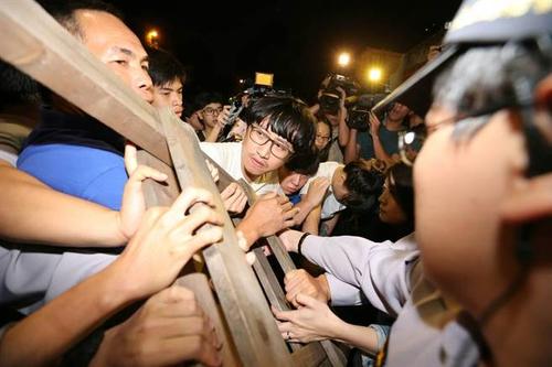 王奕凯号召群众27日晚间攻占“立法院”议场,群众扛着梯子欲翻墙遭警方制止