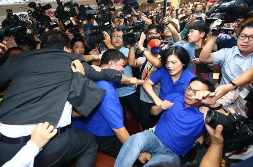 台“立法院”爆发肢体冲突 国民党民代遭推下主席台
