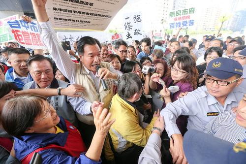 数百名台中市民因地价税飙涨,在多名议员带领下,到台中市政府抗议