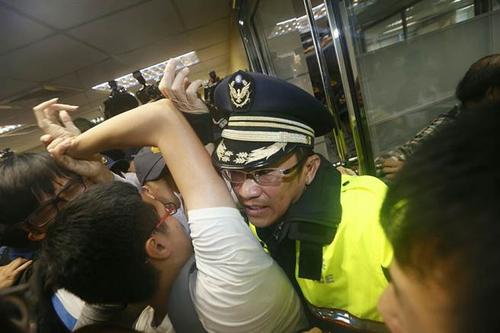 工斗等青年代表数十人冲进民进党中央党部,与警方拉扯