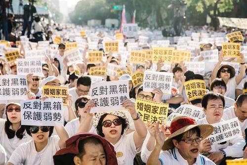 台湾万余名反同性婚姻群众包围“立法院”抗议(图)