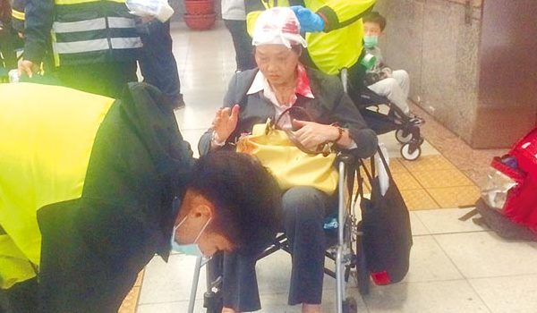 台铁手扶梯高峰时段故障伤人 台铁：负载过重
